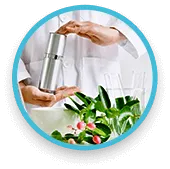 Flacon de Congelum entouré d'ingrédients naturels