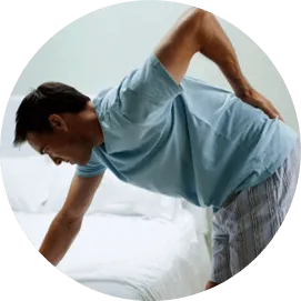 Homme penché sur le lit